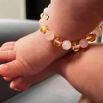 Pulseira / tornozeleira de âmbar bebê premium barroco limão e quartzo rosa polido - 14 cm