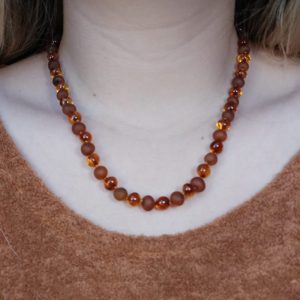 Colar de âmbar adulto barroco cognac polido e rústico - 55 cm