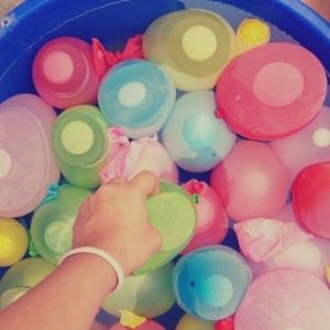 9 brincadeiras com água para as férias escolares