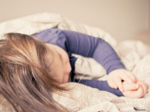 Cama compartilhada: 4 benefícios de dormir com os filhos