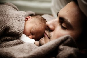 4 benefícios de dormir com os filhos