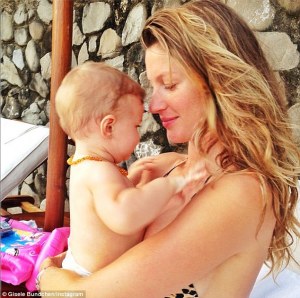 Filha de Gisele Bundchen usando colar de âmbar