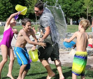 9 brincadeiras com água para as férias escolares