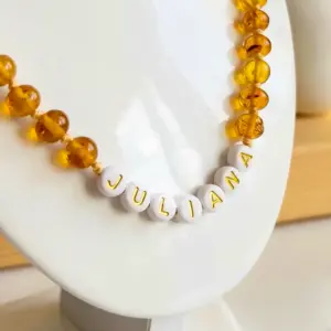 Colar com Nome de Âmbar Báltico Personalizado