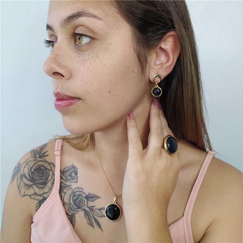 Anel Clássico Folheado a Ouro com Pedra das Estrelas Oval - modelo usando a linha