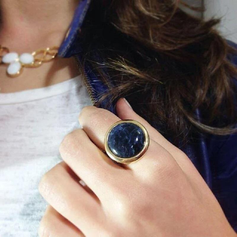 Anel Clássico Folheado a Ouro com Amazonita Bege Oval - modelo usando a linha