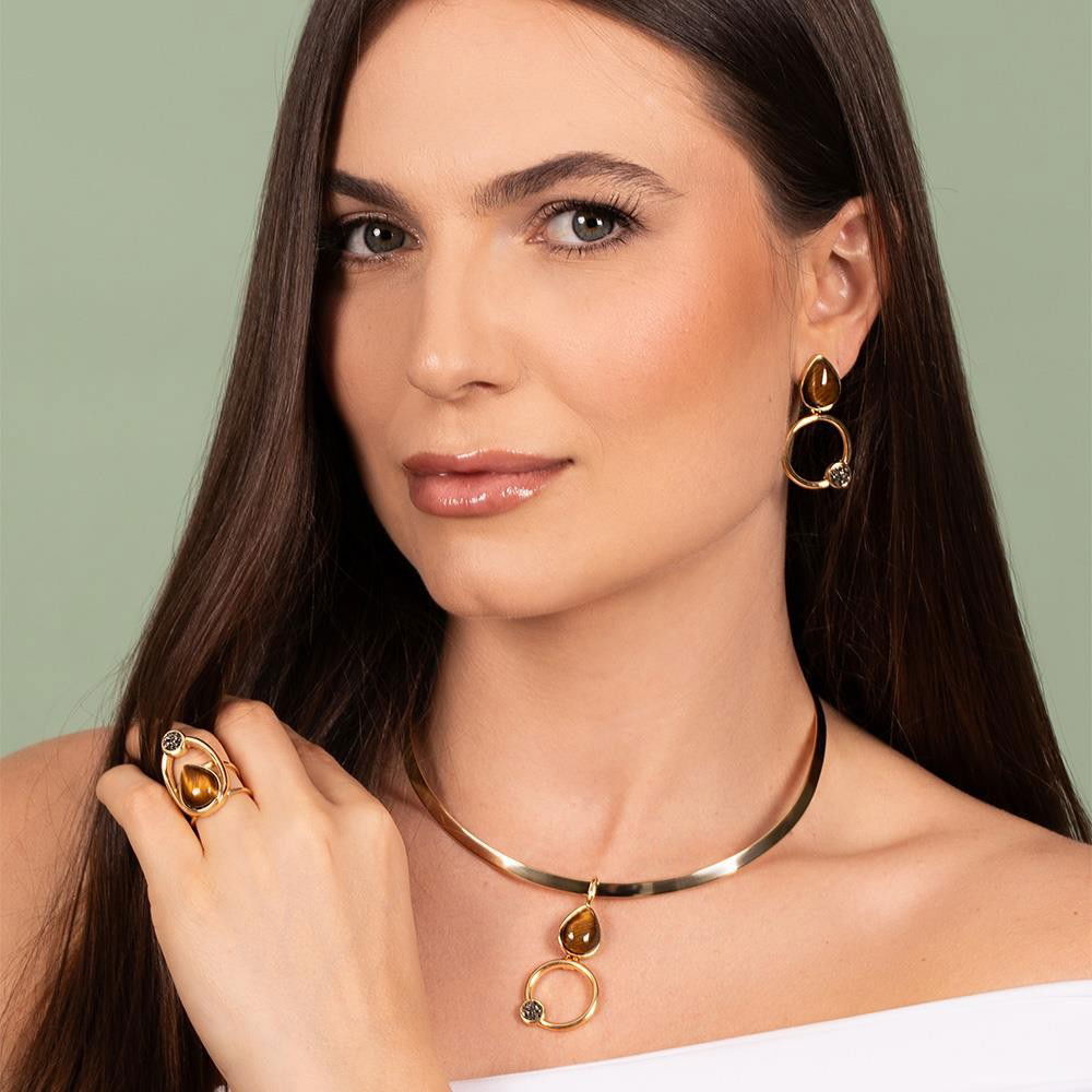 Anel Regulável Folheado a Ouro com Olho de Tigre e Pirita - modelo usando a linha