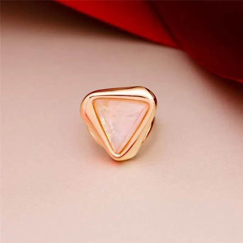 Anel Coleção Radiante com Pedra Facetada Triangular Madrepérola