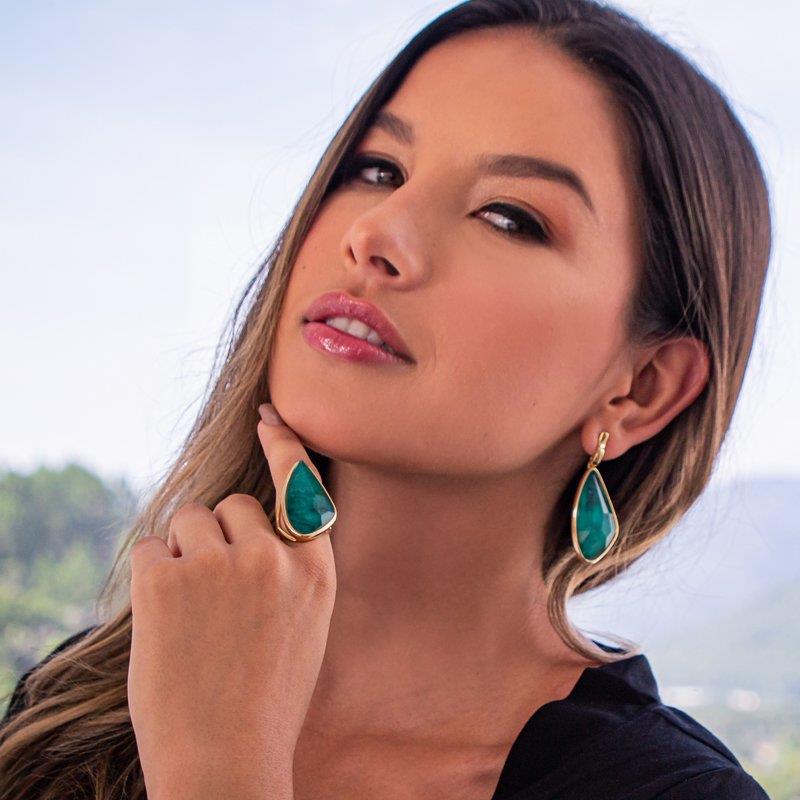 Anel Glamour Folheado a Ouro com Esmeralda Triângulo Escaleno - modelo usando a linha