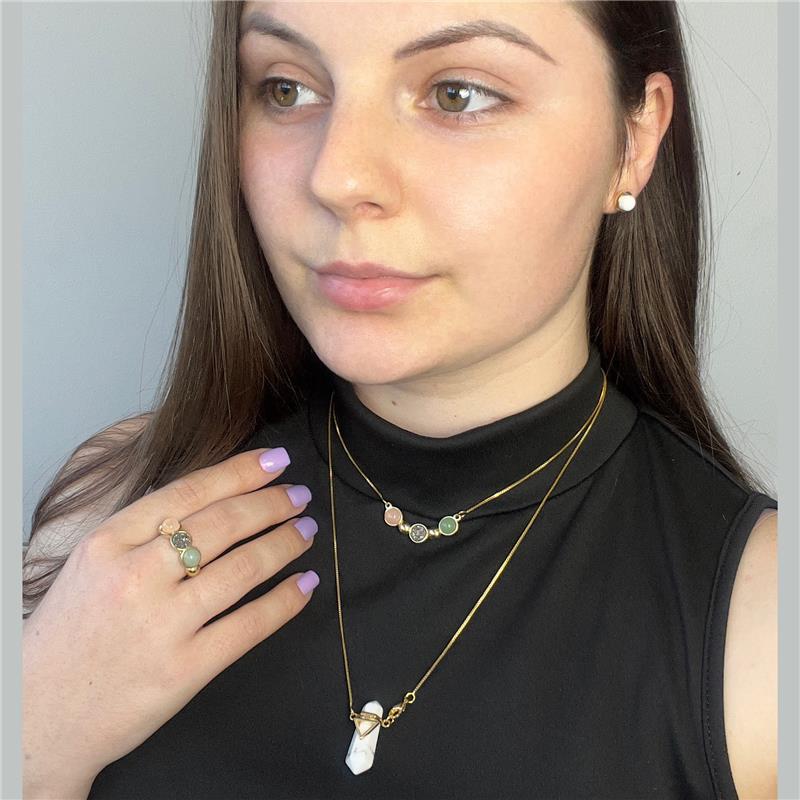 Anel Drusa Folheado a Ouro com Olho de Tigre, Titânio e Ágata Preta - modelo usando a linha