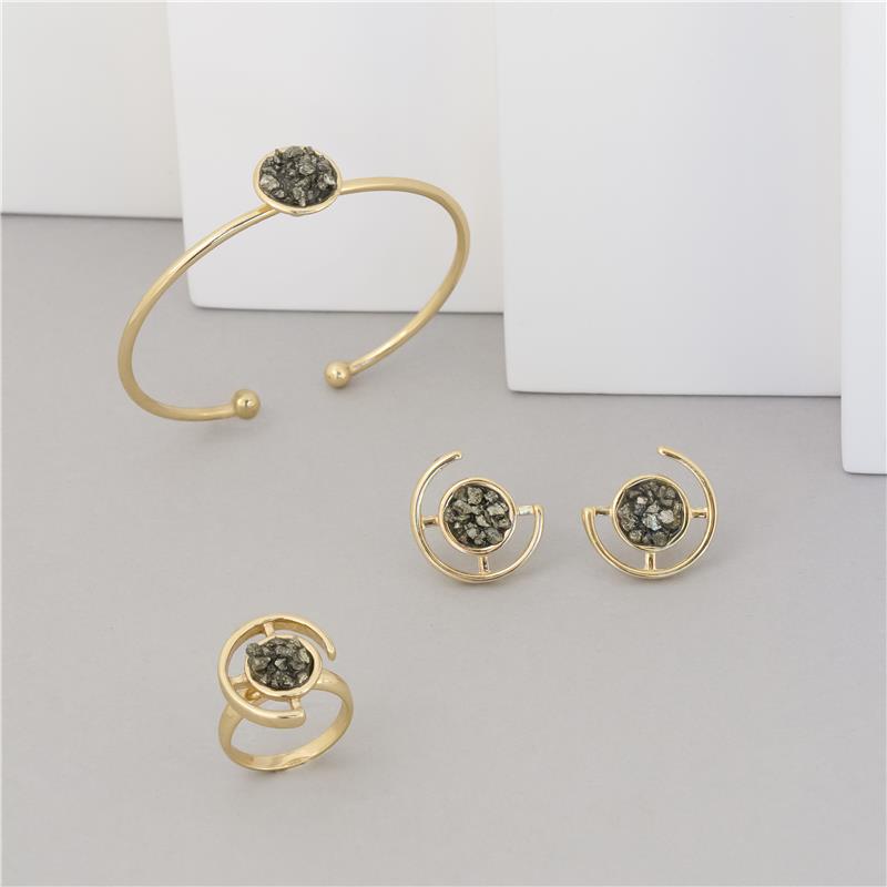 Anel Folheado a Ouro com Turmalina Negra Bruta em Aro Circular - linha exposta