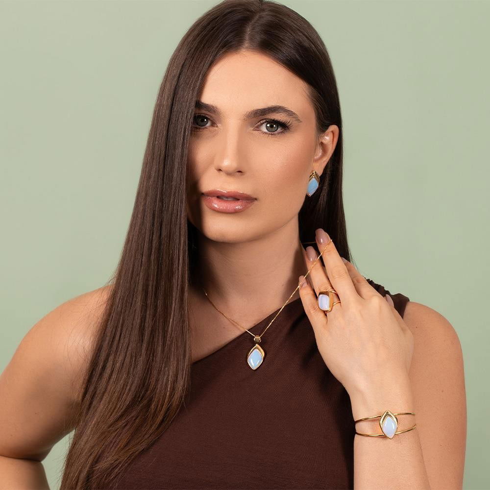 Brinco Folha Folheado a Ouro com Ágata Vermelha - modelo usando a peça