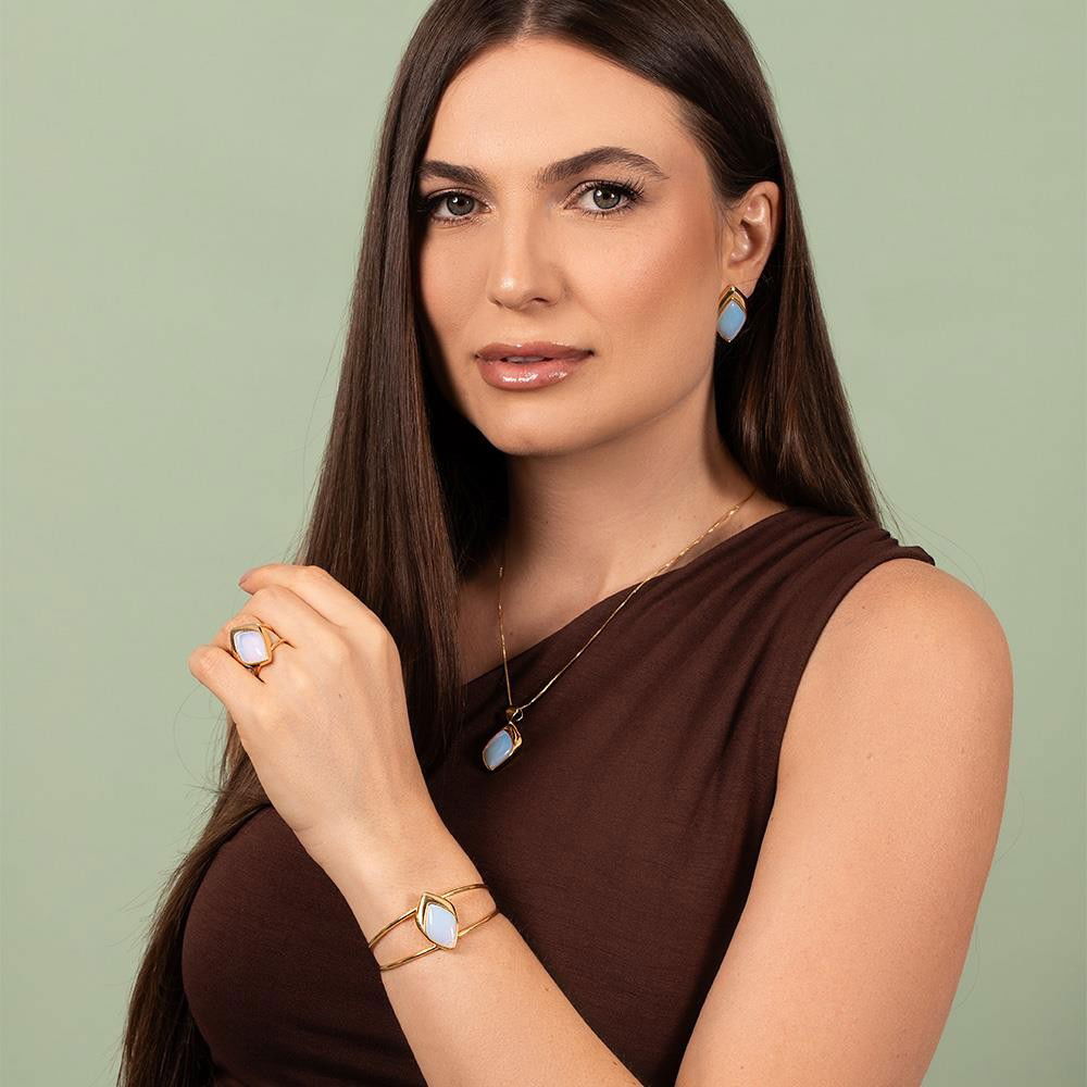 Brinco Folha Folheado a Ouro com Ágata Vermelha - modelo usando a peça