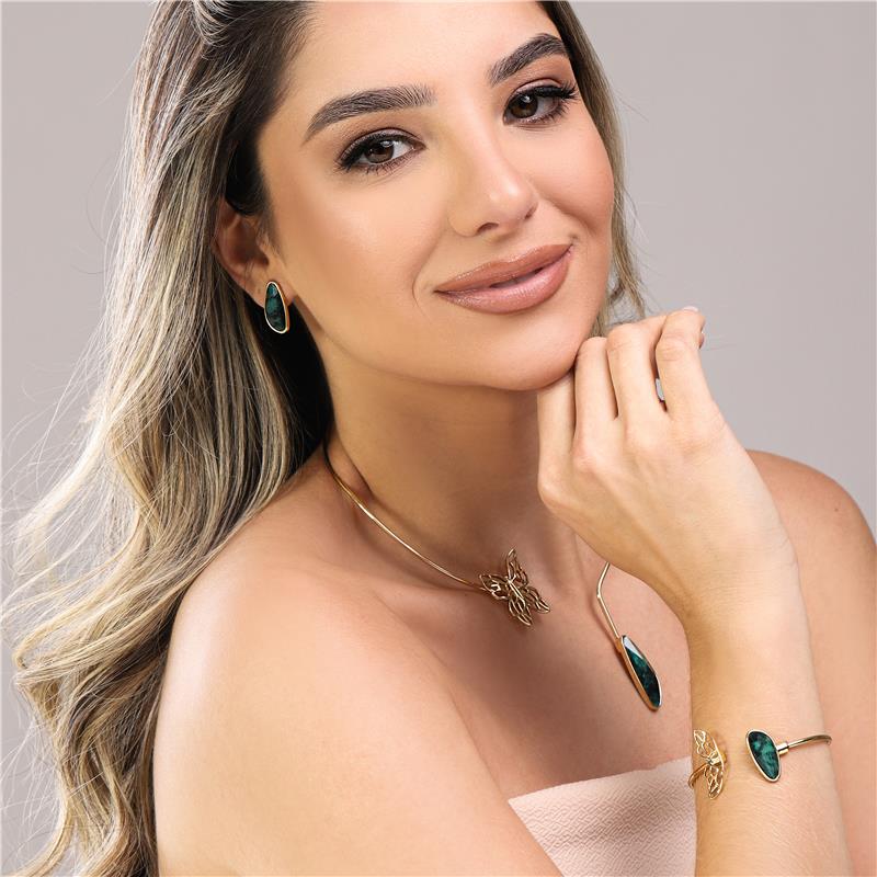 Brinco Triângulo Facetado Folheado a Ouro com Esmeralda - modelo usando a peça