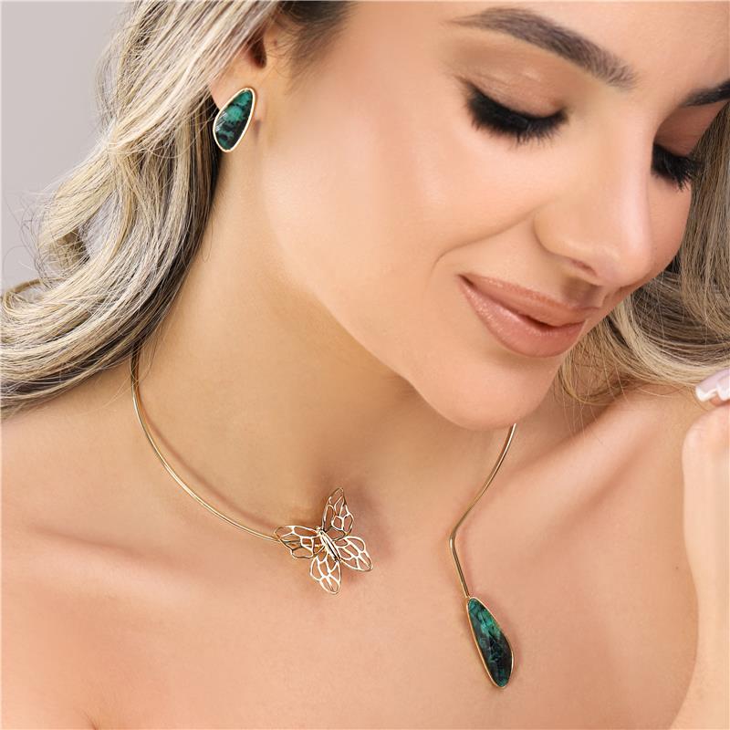 Brinco Triângulo Facetado Folheado a Ouro com Esmeralda - modelo usando a peça