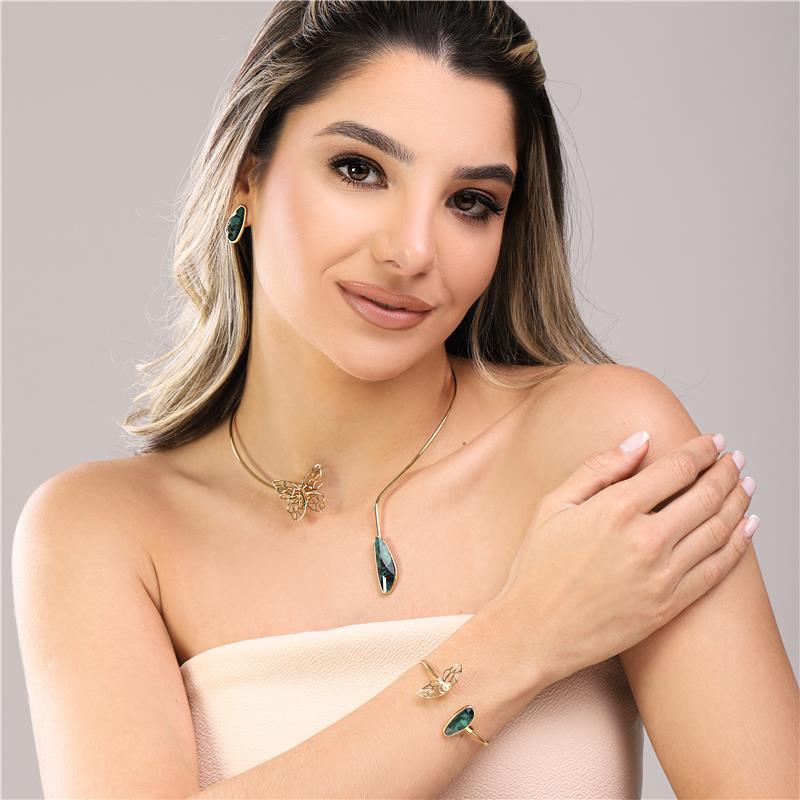 Brinco Triângulo Facetado Folheado a Ouro com Esmeralda - modelo usando a peça