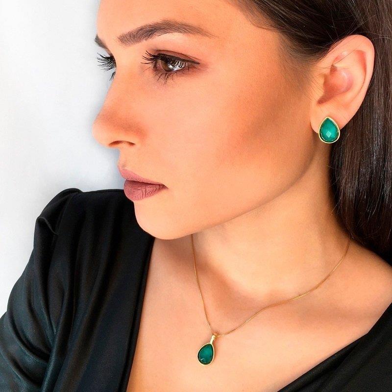 Brinco Gota Glamour Folheado a Ouro com Esmeralda - modelo usando a peça