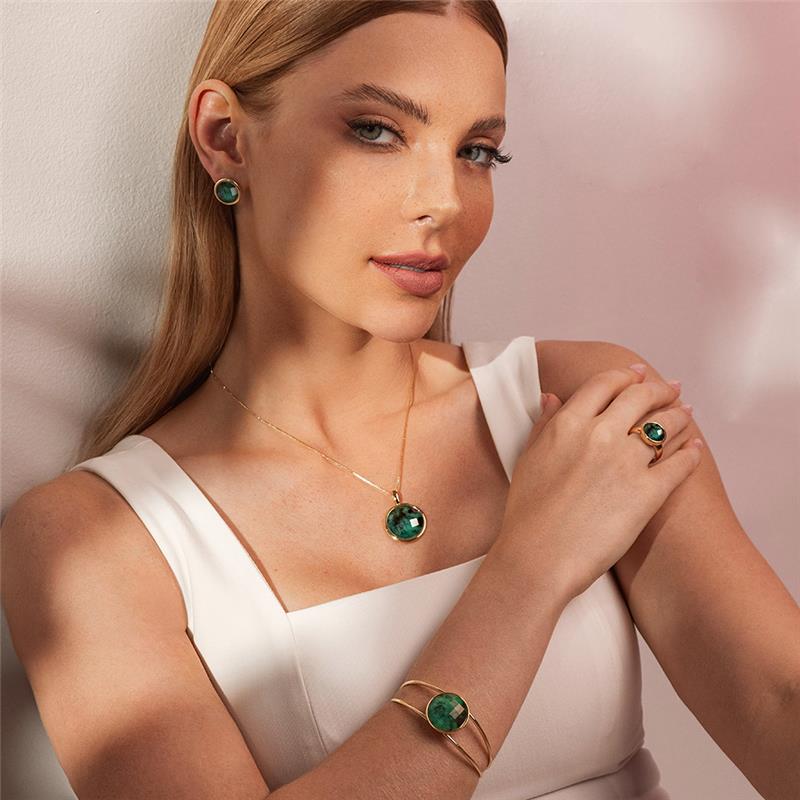 Brinco Eterna Folheado a Ouro com Esmeralda - modelo usando a peça