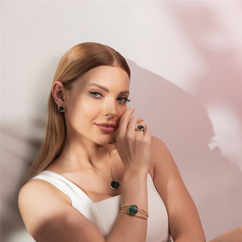 Brinco Eterna Folheado a Ouro com Esmeralda - modelo usando a peça