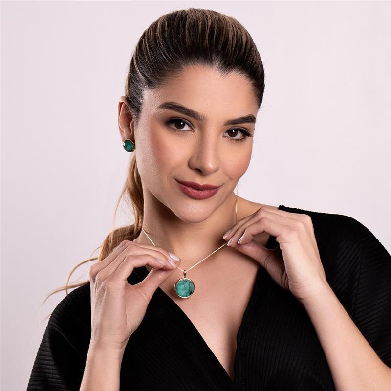 Brinco Eterna Folheado a Ouro com Esmeralda - modelo usando a peça