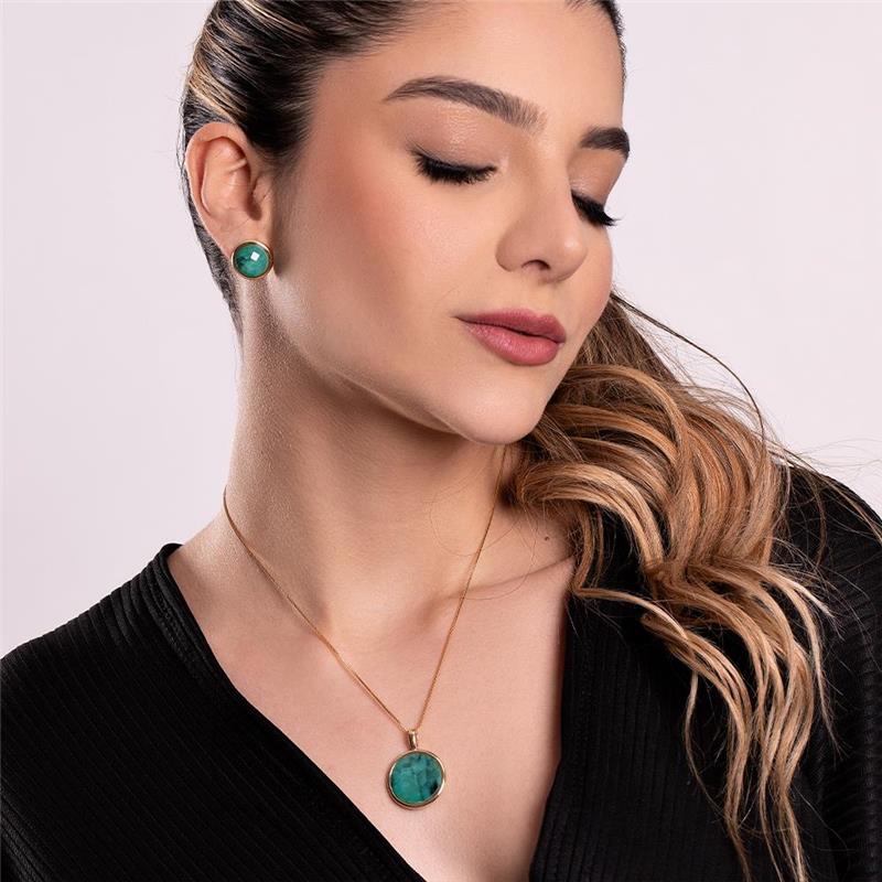 Brinco Eterna Folheado a Ouro com Esmeralda - modelo usando a peça
