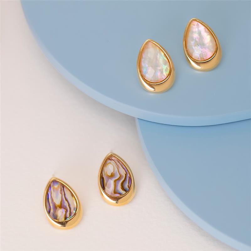 Brinco Gota Facetada Folheado a Ouro com Concha Abalone - modelo usando a peça