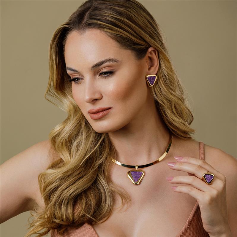 Brinco Lúmen Folheado a Ouro com Pirita - modelo usando a peça