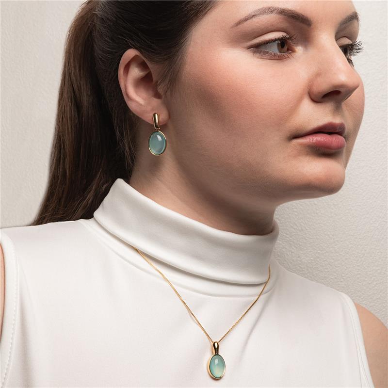 Conjunto Oval Grande Folheado a Ouro com Ágata Vermelha - modelo usando a peça