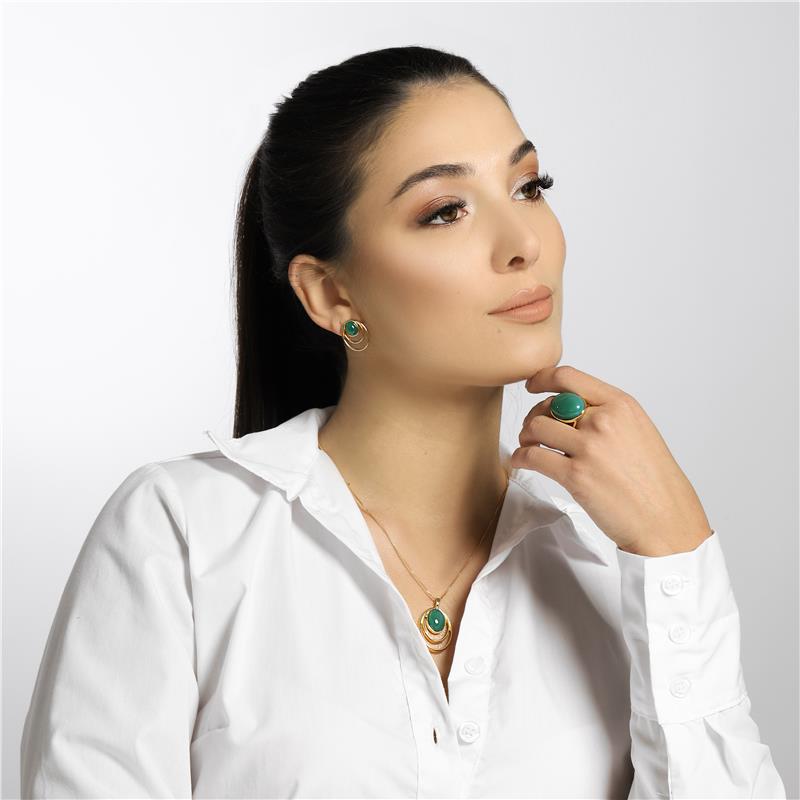 Conjunto Aros Folheado a Ouro com Ágata Verde - modelo usando a peça