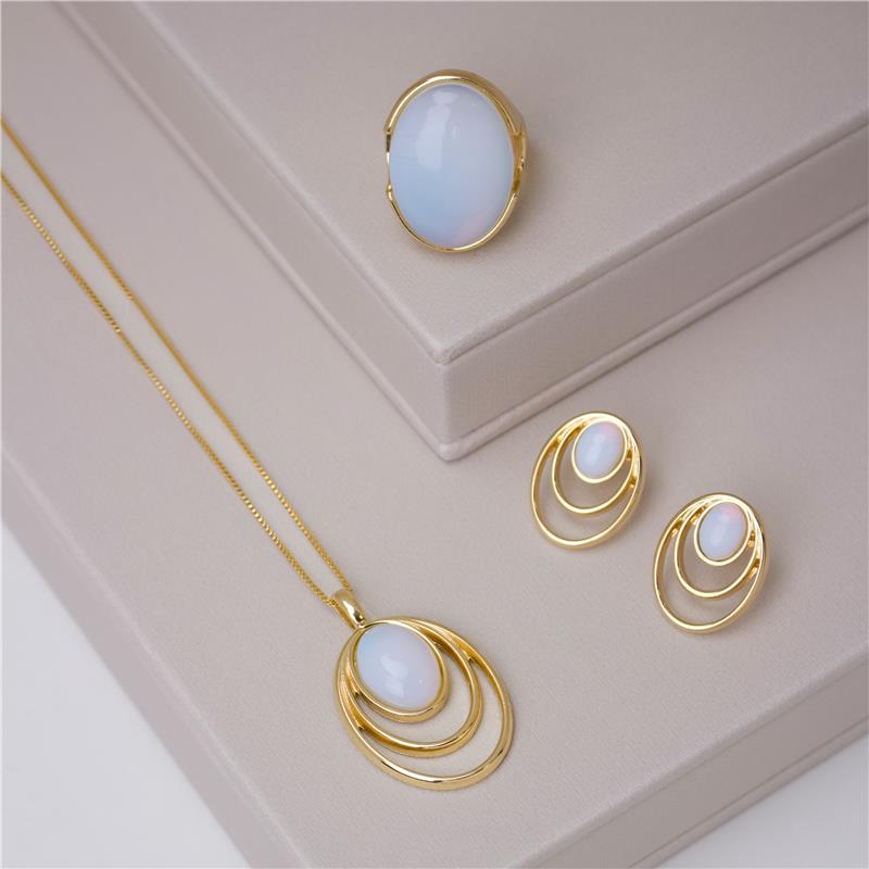 Conjunto Aros Folheado a Ouro com Ágata Verde - modelo usando a peça
