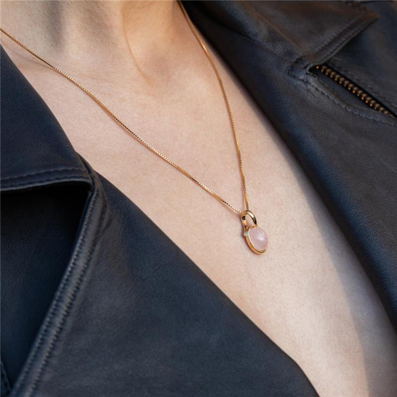 Conjunto Oval Folheado a Ouro com Quartzo Rosa - modelo usando a peça
