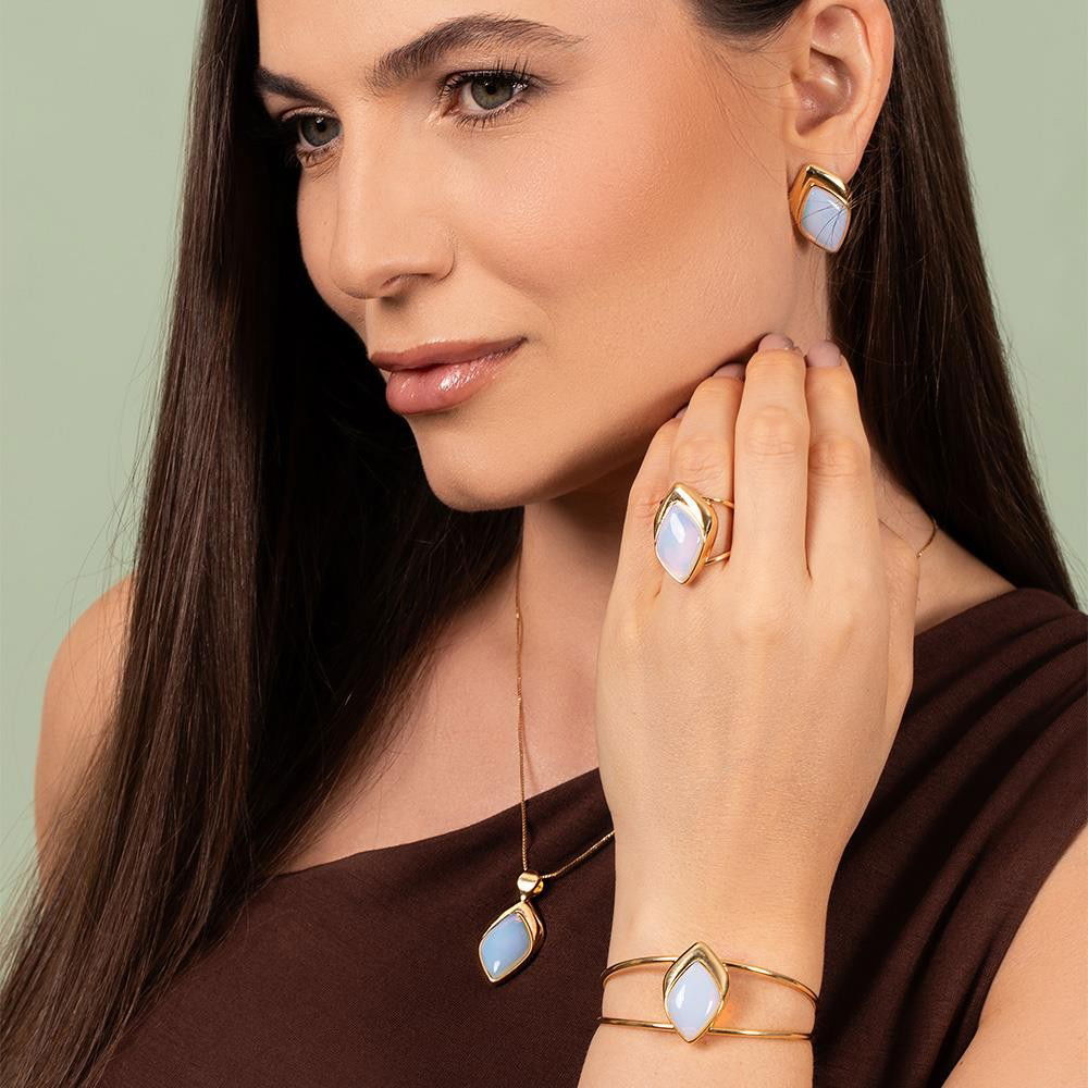 Conjunto Folha Folheado a Ouro com Ágata Azul Céu - modelo usando a peça