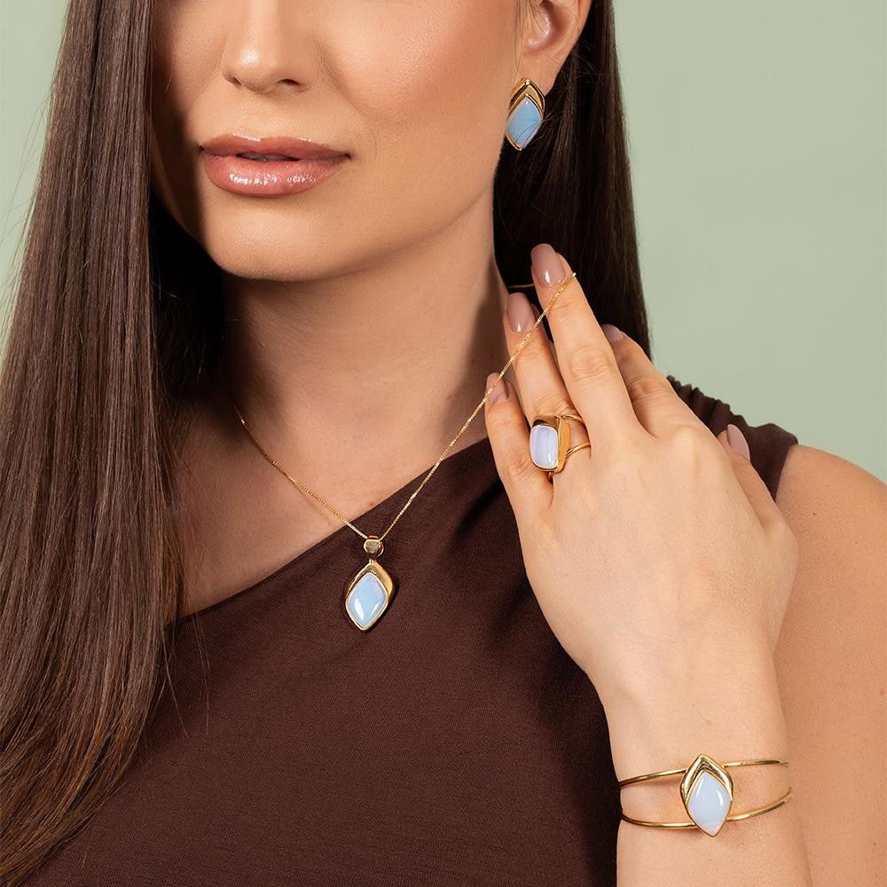 Conjunto Folha Folheado a Ouro com Ágata Azul Céu - modelo usando a peça