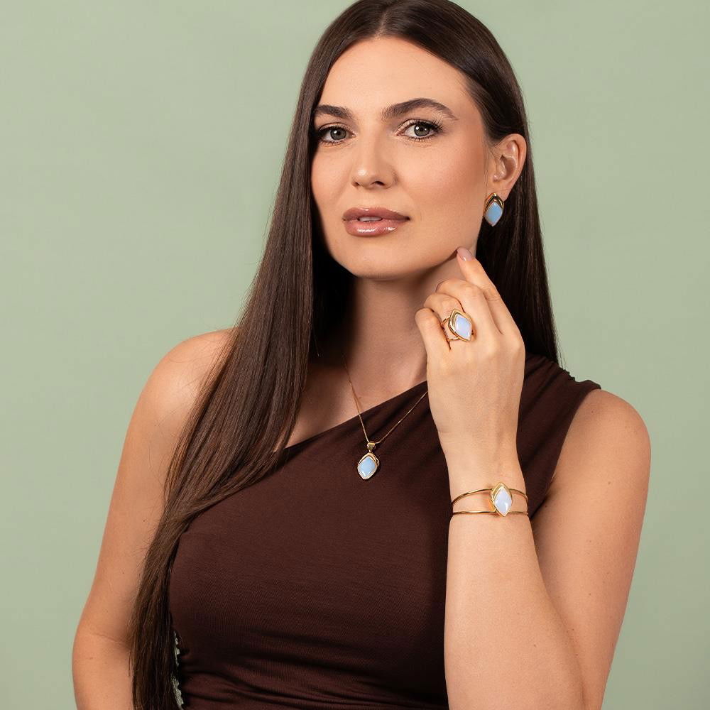 Conjunto Folha Folheado a Ouro com Ágata Azul Céu - modelo usando a peça