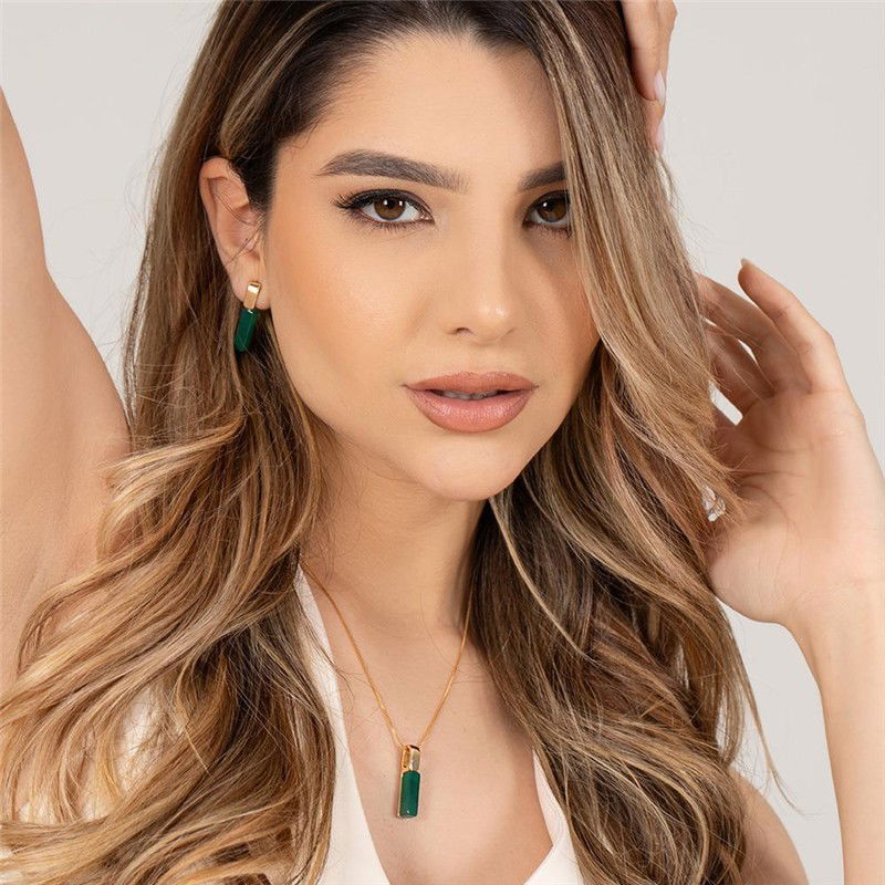 Conjunto Barra Folheado a Ouro com Sodalita - modelo usando a peça
