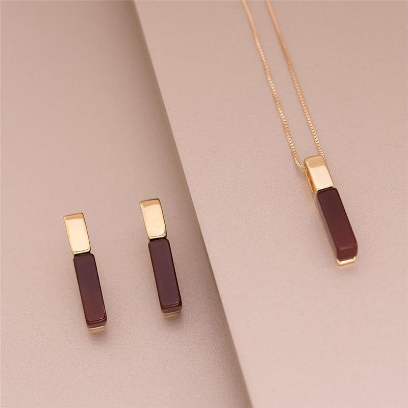 Conjunto Barra Folheado a Ouro com Sodalita - modelo usando a peça