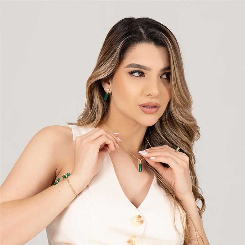 Conjunto Barra Folheado a Ouro com Sodalita - modelo usando a peça