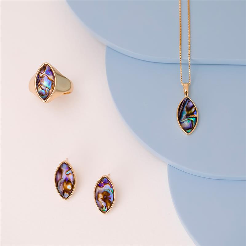 Conjunto Navete Facetado Folheado a Ouro com Concha Abalone - modelo usando a peça