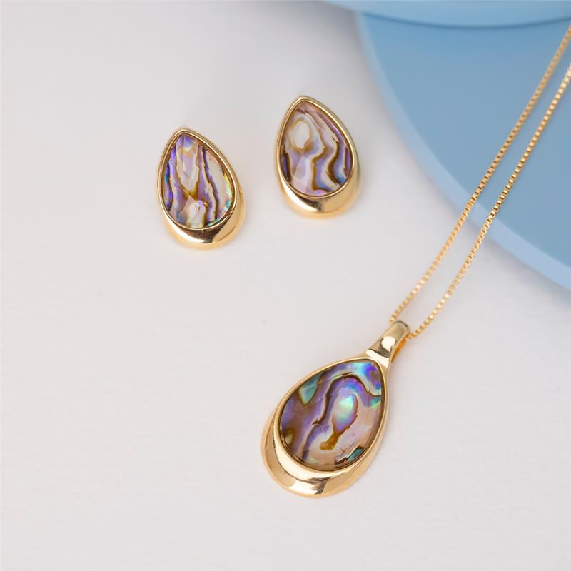 Conjunto Gota Facetada Folheado a Ouro com Opala do Mar - modelo usando a peça