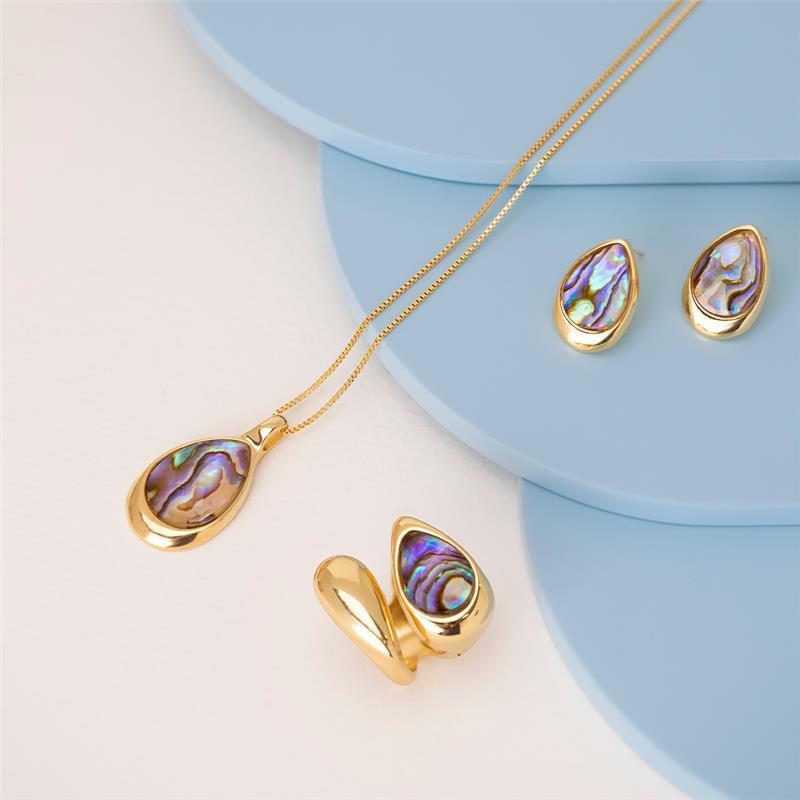 Conjunto Gota Facetada Folheado a Ouro com Opala do Mar - modelo usando a peça