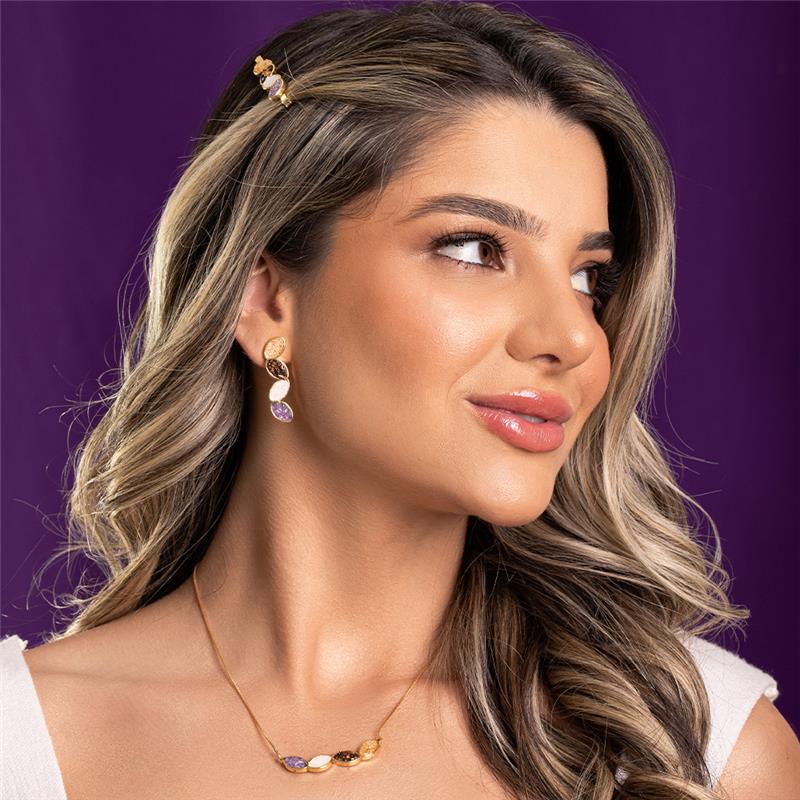 Conjunto Folheado a Ouro com Citrino, Ametista, Selenita e Quartzo Rosa - modelo usando o conjunto
