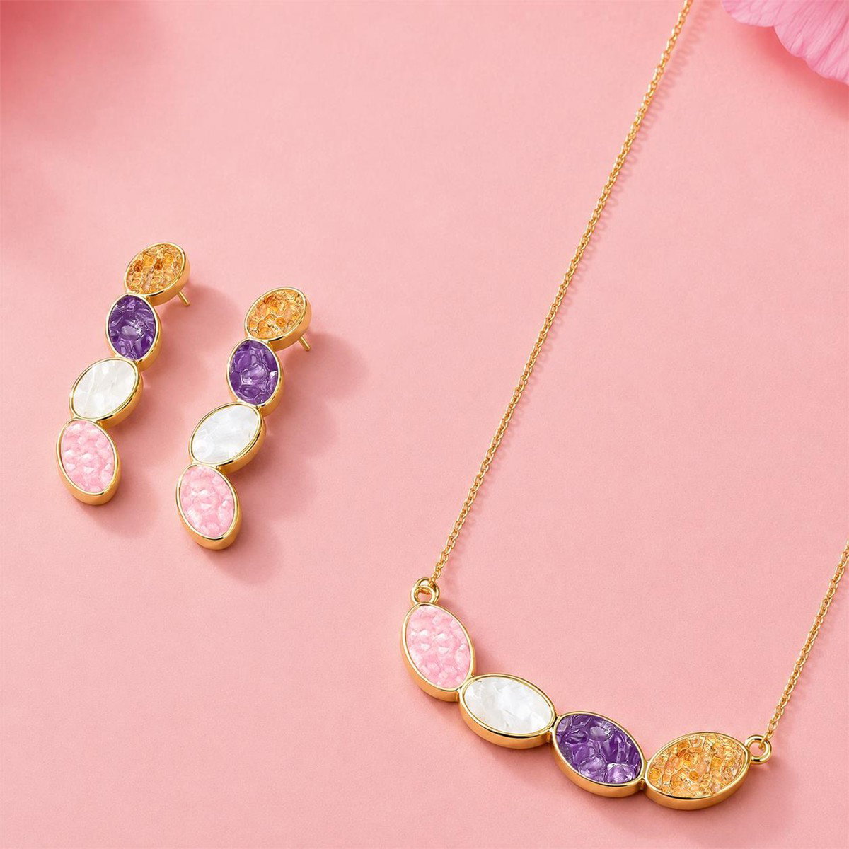 Conjunto Folheado a Ouro com Citrino, Ametista, Selenita e Quartzo Rosa - brincos e colar expostos