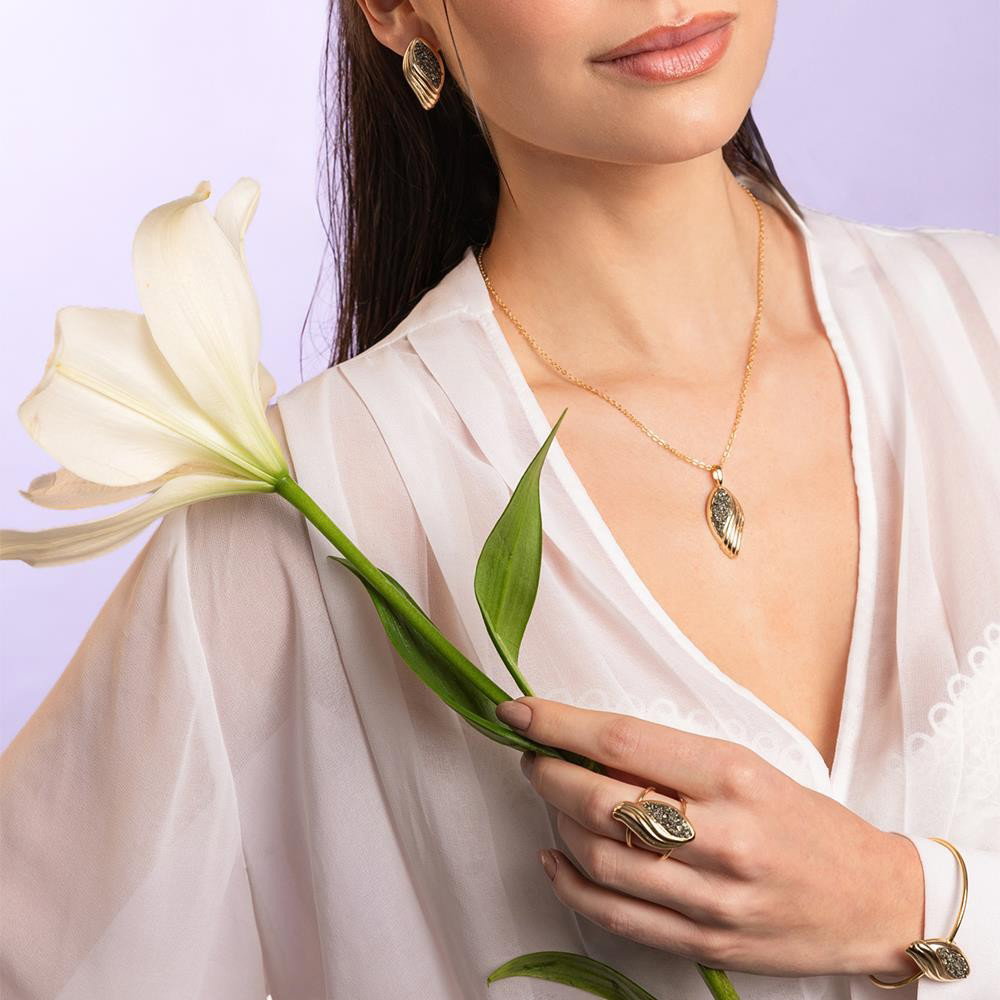 Conjunto Folha Florir Folheado a Ouro com Ametista - modelo usando a peça