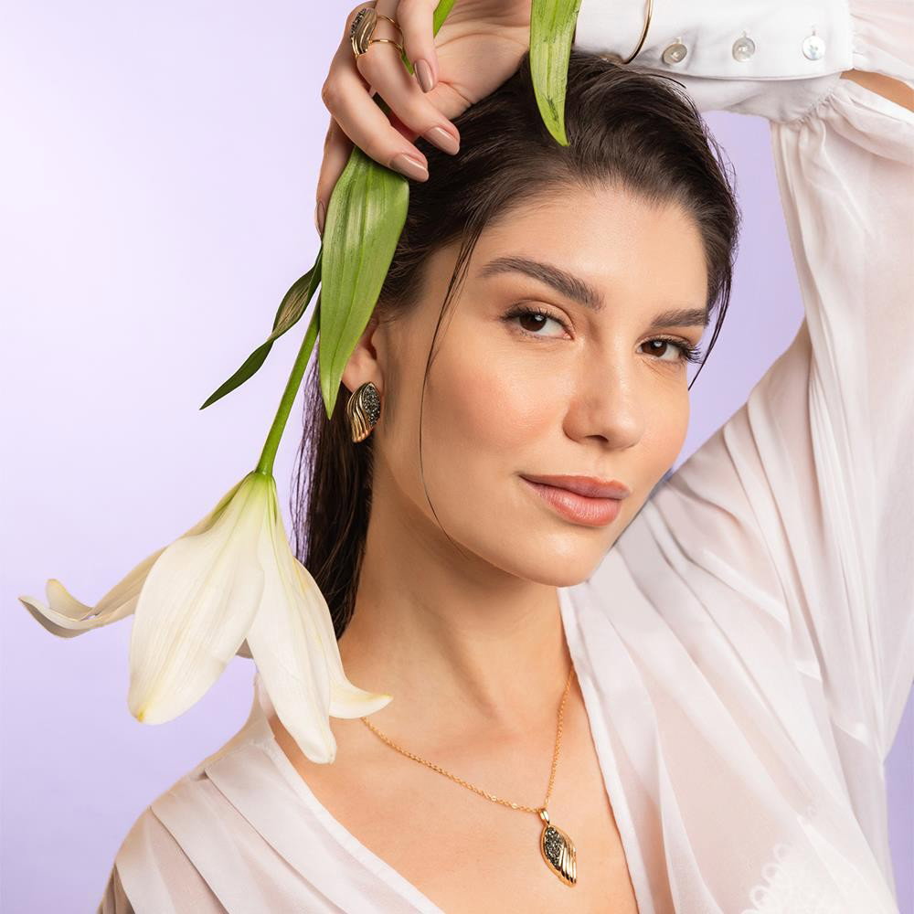 Conjunto Folha Florir Folheado a Ouro com Ametista - modelo usando a peça