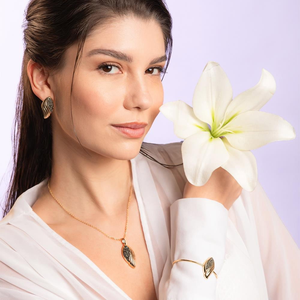Conjunto Folha Florir Folheado a Ouro com Ametista - modelo usando a peça