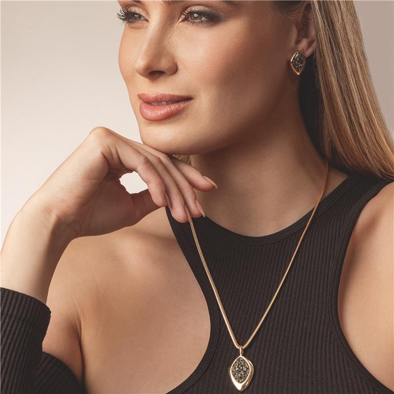 Conjunto Fragmentos Gota Folheado a Ouro com Pirita - modelo usando a peça