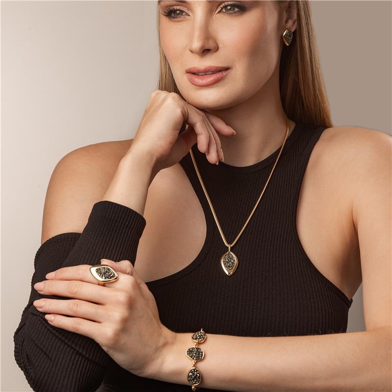 Conjunto Fragmentos Gota Folheado a Ouro com Pirita - modelo usando a peça