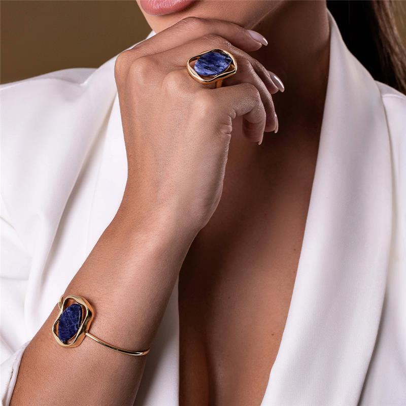Bracelete Geométrico Folheado a Ouro com Ágata Preta - modelo usando a peça