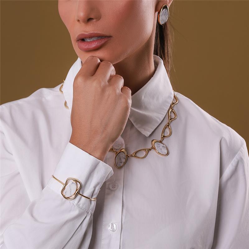 Bracelete Geométrico Folheado a Ouro com Ágata Preta - modelo usando a peça