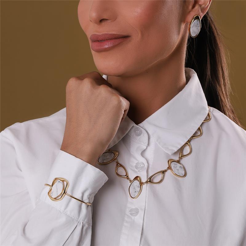 Bracelete Geométrico Folheado a Ouro com Ágata Preta - modelo usando a peça